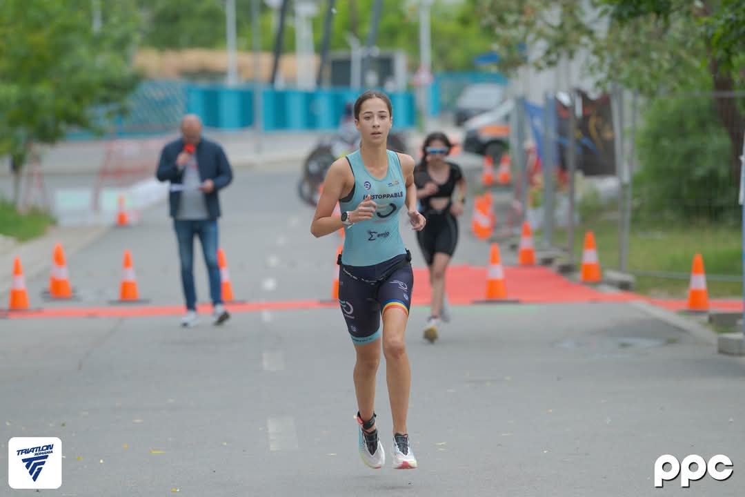 Performanța la dublu: povestea lui Ines, sportiva de 10 la evaluarea națională și campioană la triatlon